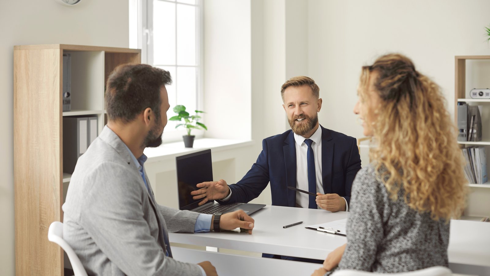 Agente assicurativo in consulenza con clienti